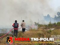 Polsek Hanau - Cegah Api Merambat, Polsek Hanau Tangani Karhutla di Desa Bahaur