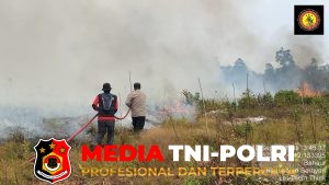 Cegah Api Merambat, Polsek Hanau Tangani Karhutla di Desa Bahaur
