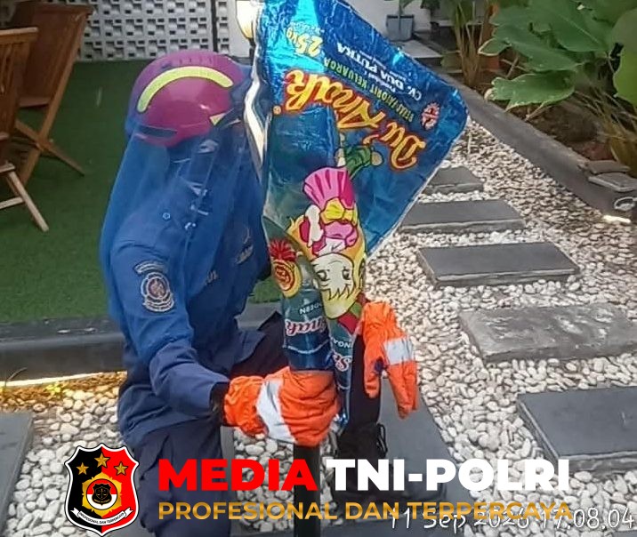 Damkarmat Kotim - Damkarmat Kotim Evakuasi Lebah Madu di Rumah Makan Cak Di KOTIM, MEDIATNI-POLRI.ID – Petugas Pemadam Kebakaran dan Penyelamatan (Damkarmat) Kabupaten Kotawaringin Timur (Kotim) melakukan evakuasi lebah madu yang berada di Rumah Makan Cak Di, Jalan Jenderal Sudirman, Kelurahan Mentawa Baru Hulu, Kecamatan Mentawa Baru Ketapang, Jumat (11/9/2026). Penanganan tersebut dilakukan setelah petugas menerima laporan dari seorang warga bernama Wulan melalui telepon darurat Markas Komando (Mako) Damkarmat Kotim sekitar pukul 16.50 WIB. Menerima laporan tersebut, Komandan Regu III, Supriansyah, langsung menugaskan personel untuk menuju lokasi. Petugas berangkat pada pukul 16.54 WIB menggunakan satu unit Mobil Hilux Merah dan tiba di lokasi sekitar pukul 16.59 WIB. Setelah melakukan pengecekan, petugas kemudian memulai proses evakuasi lebah madu pada pukul 17.02 WIB. Proses penanganan berlangsung dengan aman dan selesai sekitar pukul 17.25 WIB. Dalam operasi tersebut, petugas yang diterjunkan terdiri dari Supriansyah selaku Komandan Regu/Peleton III, Amrul Murtadlo sebagai fire driver Regu I, serta Jainal Abidin dan Khairunnisa sebagai anggota Regu III. Tidak ada bantuan personel maupun unit dari instansi, organisasi, atau komunitas lain dalam penanganan tersebut. Setelah proses evakuasi selesai, seluruh personel kembali ke Mako Damkarmat dan tiba sekitar pukul 17.36 WIB untuk melanjutkan tugas piket dan kesiapsiagaan. Dalam kejadian tersebut tidak terdapat korban yang mengalami cedera. Seluruh proses operasional dilaporkan berjalan baik, didukung kemampuan petugas, logistik, dan komunikasi yang memadai. Kondisi cuaca saat penanganan berlangsung dilaporkan cerah. Jarak tempuh petugas dari Mako Damkarmat menuju lokasi kejadian sekitar 2,5 kilometer. (Tbk)