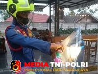 Damkarmat Kotim - Damkarmat Kotim Evakuasi Lebah Madu di Rumah Makan Cak Di KOTIM, MEDIATNI-POLRI.ID – Petugas Pemadam Kebakaran dan Penyelamatan (Damkarmat) Kabupaten Kotawaringin Timur (Kotim) melakukan evakuasi lebah madu yang berada di Rumah Makan Cak Di, Jalan Jenderal Sudirman, Kelurahan Mentawa Baru Hulu, Kecamatan Mentawa Baru Ketapang, Jumat (11/9/2026). Penanganan tersebut dilakukan setelah petugas menerima laporan dari seorang warga bernama Wulan melalui telepon darurat Markas Komando (Mako) Damkarmat Kotim sekitar pukul 16.50 WIB. Menerima laporan tersebut, Komandan Regu III, Supriansyah, langsung menugaskan personel untuk menuju lokasi. Petugas berangkat pada pukul 16.54 WIB menggunakan satu unit Mobil Hilux Merah dan tiba di lokasi sekitar pukul 16.59 WIB. Setelah melakukan pengecekan, petugas kemudian memulai proses evakuasi lebah madu pada pukul 17.02 WIB. Proses penanganan berlangsung dengan aman dan selesai sekitar pukul 17.25 WIB. Dalam operasi tersebut, petugas yang diterjunkan terdiri dari Supriansyah selaku Komandan Regu/Peleton III, Amrul Murtadlo sebagai fire driver Regu I, serta Jainal Abidin dan Khairunnisa sebagai anggota Regu III. Tidak ada bantuan personel maupun unit dari instansi, organisasi, atau komunitas lain dalam penanganan tersebut. Setelah proses evakuasi selesai, seluruh personel kembali ke Mako Damkarmat dan tiba sekitar pukul 17.36 WIB untuk melanjutkan tugas piket dan kesiapsiagaan. Dalam kejadian tersebut tidak terdapat korban yang mengalami cedera. Seluruh proses operasional dilaporkan berjalan baik, didukung kemampuan petugas, logistik, dan komunikasi yang memadai. Kondisi cuaca saat penanganan berlangsung dilaporkan cerah. Jarak tempuh petugas dari Mako Damkarmat menuju lokasi kejadian sekitar 2,5 kilometer. (Tbk)