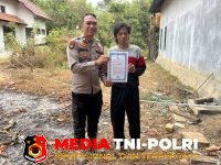 Bhabinkamtibmas - Gelar Sosialisasi Larangan Bakar Lahan, Bhabinkamtibmas Ajak Warga Desa Gantung Pengayuh Jaga Lingkungan