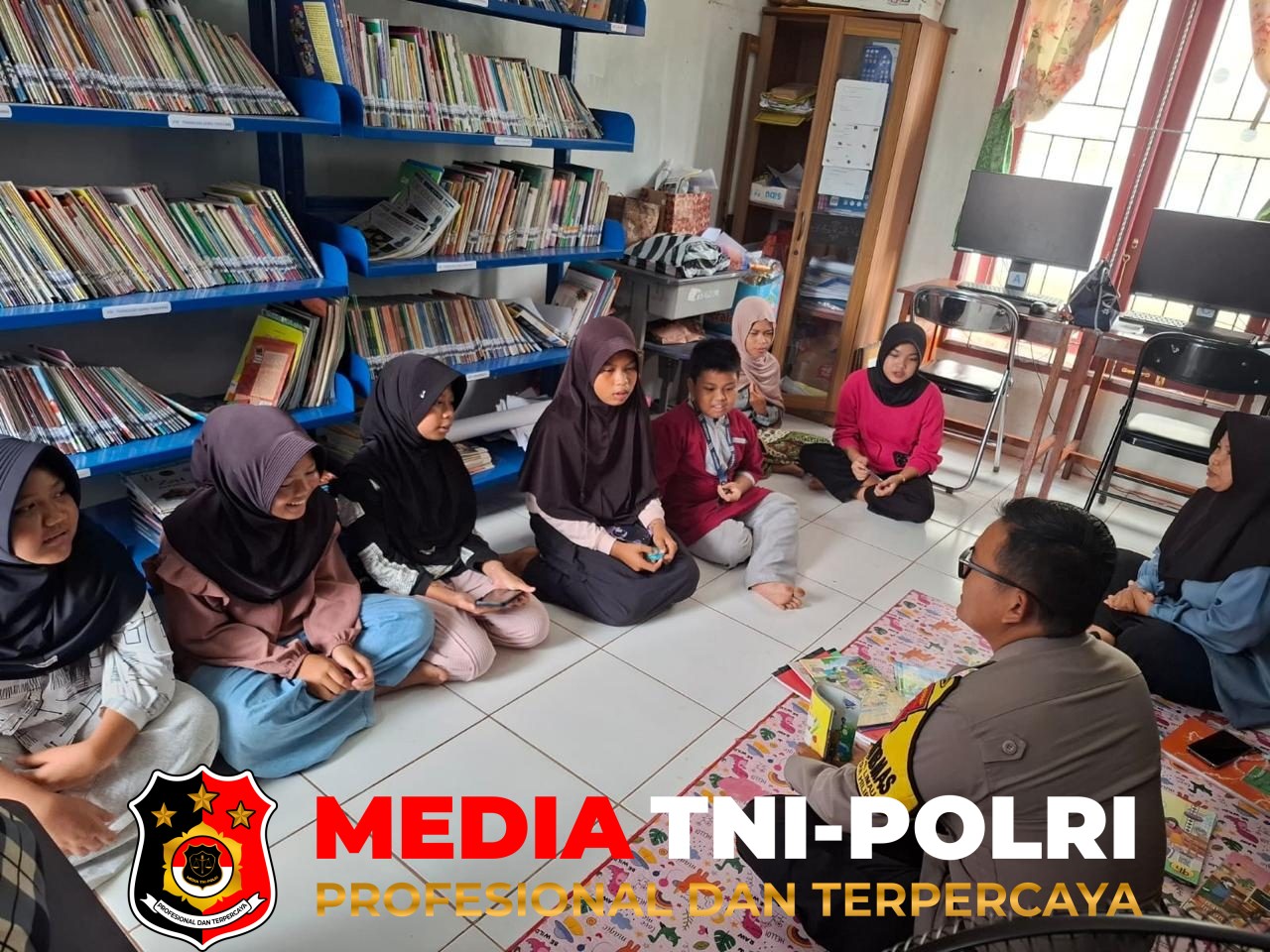 Bhabinkamtibmas - Inovasi Bhabin Aljabar, Bhabinkamtibmas Pematang Limau Jadi Guru Les untuk Siswa SD