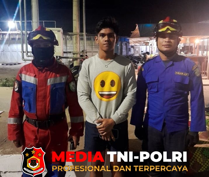 Jatuh Gorong - HP Jatuh ke Gorong-gorong di Kawasan Nur Mentaya, Petugas Damkarmat Kotim Lakukan Evakuasi