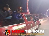 Jatuh Gorong - HP Jatuh ke Gorong-gorong di Kawasan Nur Mentaya, Petugas Damkarmat Kotim Lakukan Evakuasi