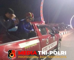 HP Jatuh ke Gorong-gorong di Kawasan Nur Mentaya, Petugas Damkarmat Kotim Lakukan Evakuasi