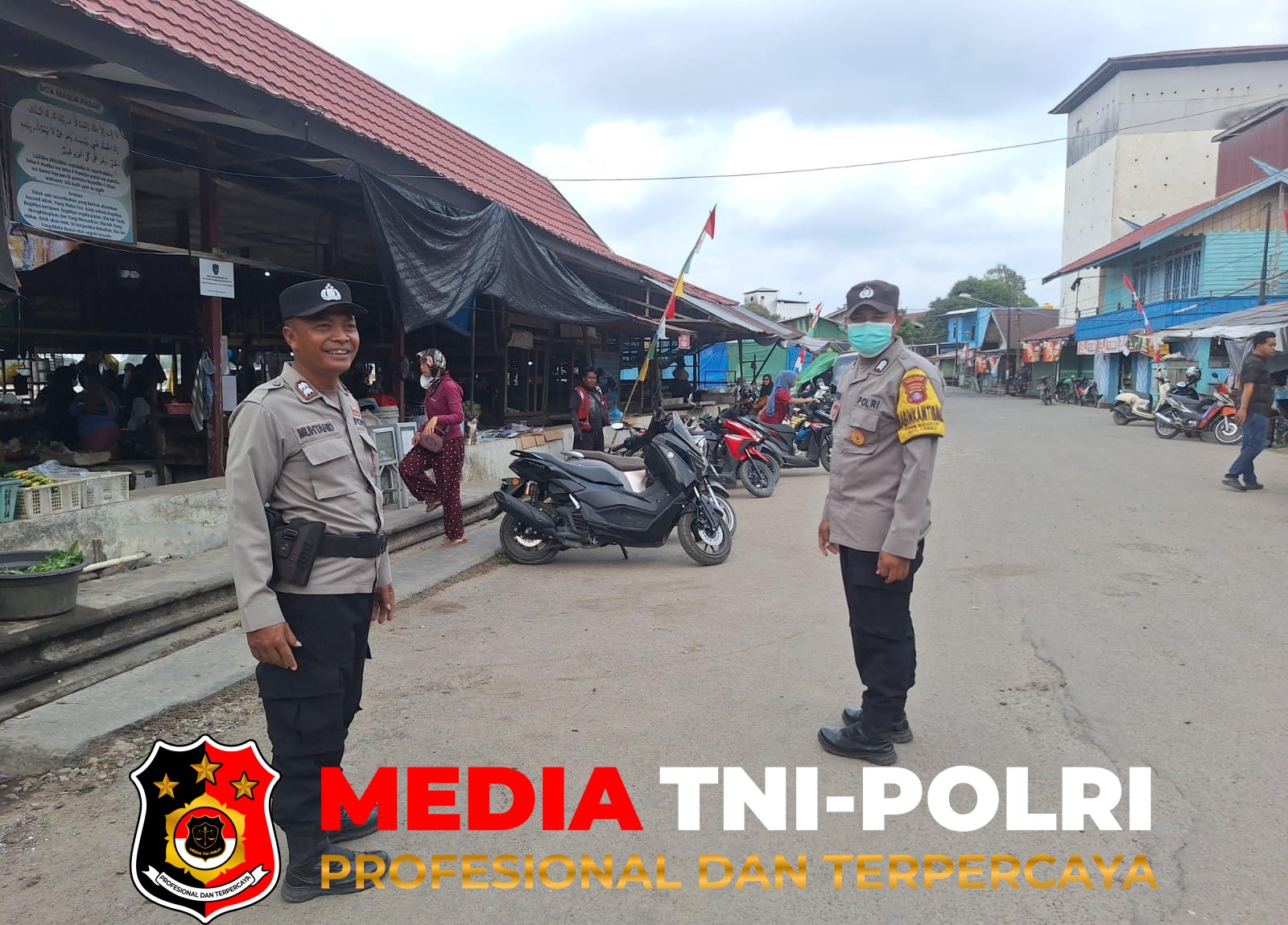 Polsek Hanau - Jaga Aktivitas Pasar Tetap Aman, Polsek Hanau Patroli Dialogis di Pasar Saik