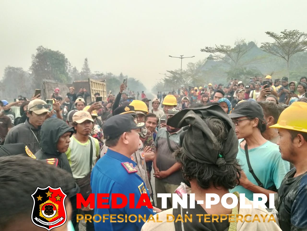 Pekerja Pembangunan - Pekerja Pembangunan Sekolah Rakyat Kasongan Sampaikan Aspirasi Terkait Upah Harian