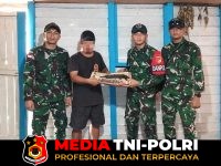 Jalin Kedekatan - Jalin Kedekatan dengan Warga, Satgas Pamtas RI-Malaysia Yonarmed 19/Bogani Terima Senjata Rakitan dan Sisik Trenggiling