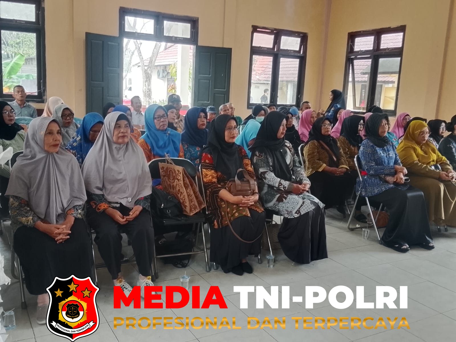 Sekretaris Kelurahan - Sekretaris Kelurahan Baamang Tengah Resmi di Jabat Ibu Reti Parsa Dewi SH