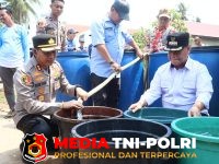 Kapolres Kotim - Kapolres Kotim Bersama Bupati Distribusikan Bantuan Air Bersih kepada Warga Mentaya Hilir Selatan