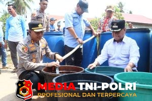 Kapolres Kotim Bersama Bupati Distribusikan Bantuan Air Bersih kepada Warga Mentaya Hilir Selatan