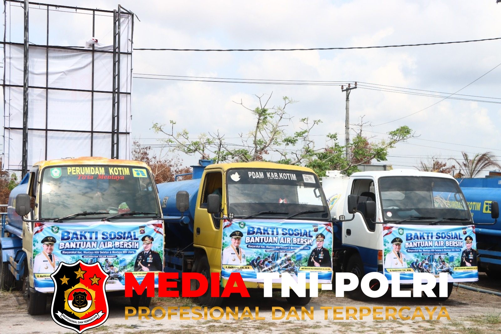 Kapolres Kotim - Kapolres Kotim Bersama Bupati Distribusikan Bantuan Air Bersih kepada Warga Mentaya Hilir Selatan