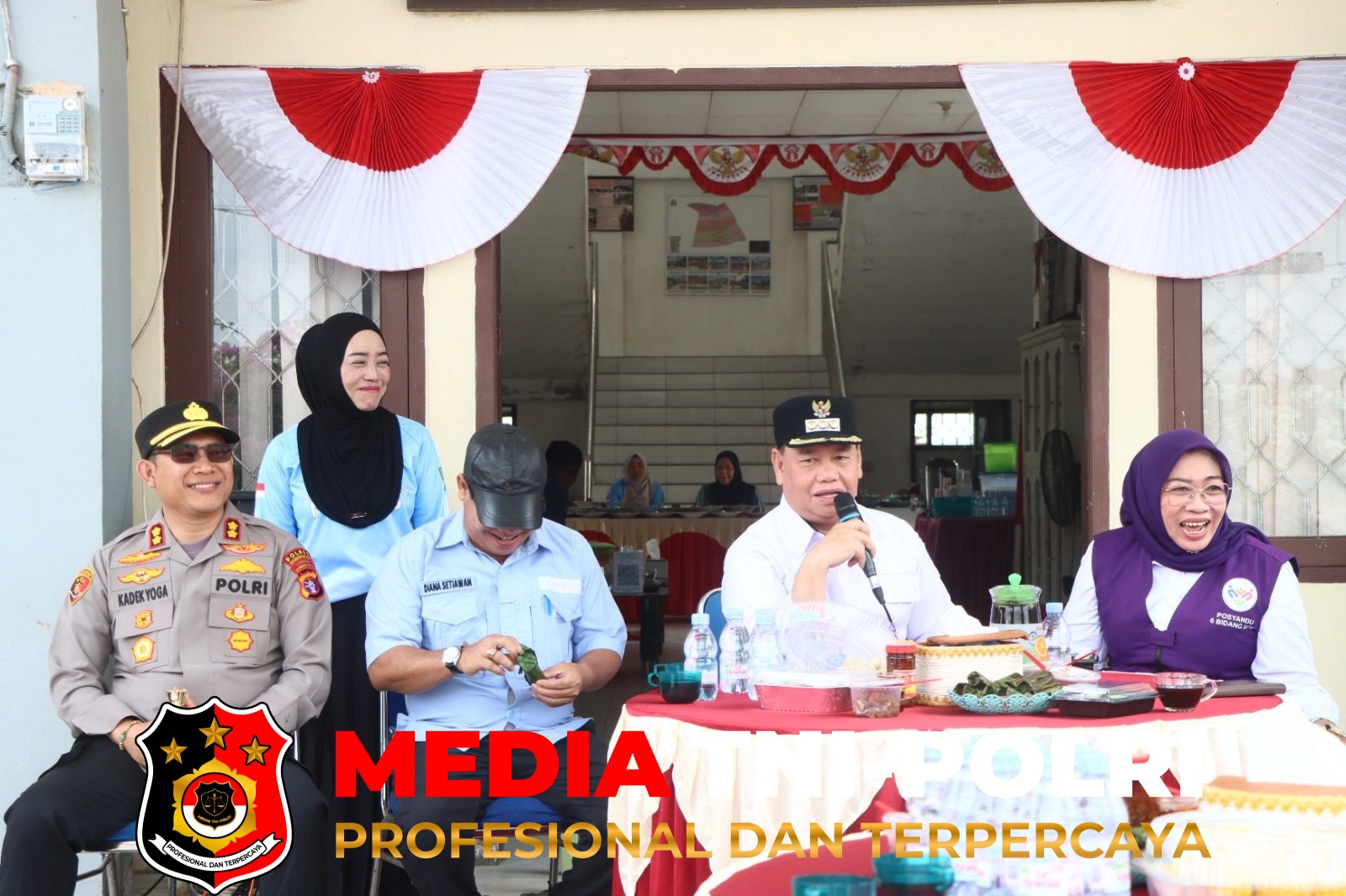 Kapolres Kotim - Kapolres Kotim Bersama Bupati Distribusikan Bantuan Air Bersih kepada Warga Mentaya Hilir Selatan