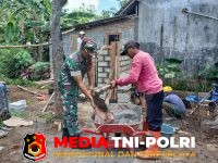Babinsa - Wujudkan Lingkungan Sehat, Babinsa Posramil Selopuro Gotong Royong Bangun MCK Warga