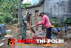 Wujudkan Lingkungan Sehat, Babinsa Posramil Selopuro Gotong Royong Bangun MCK Warga