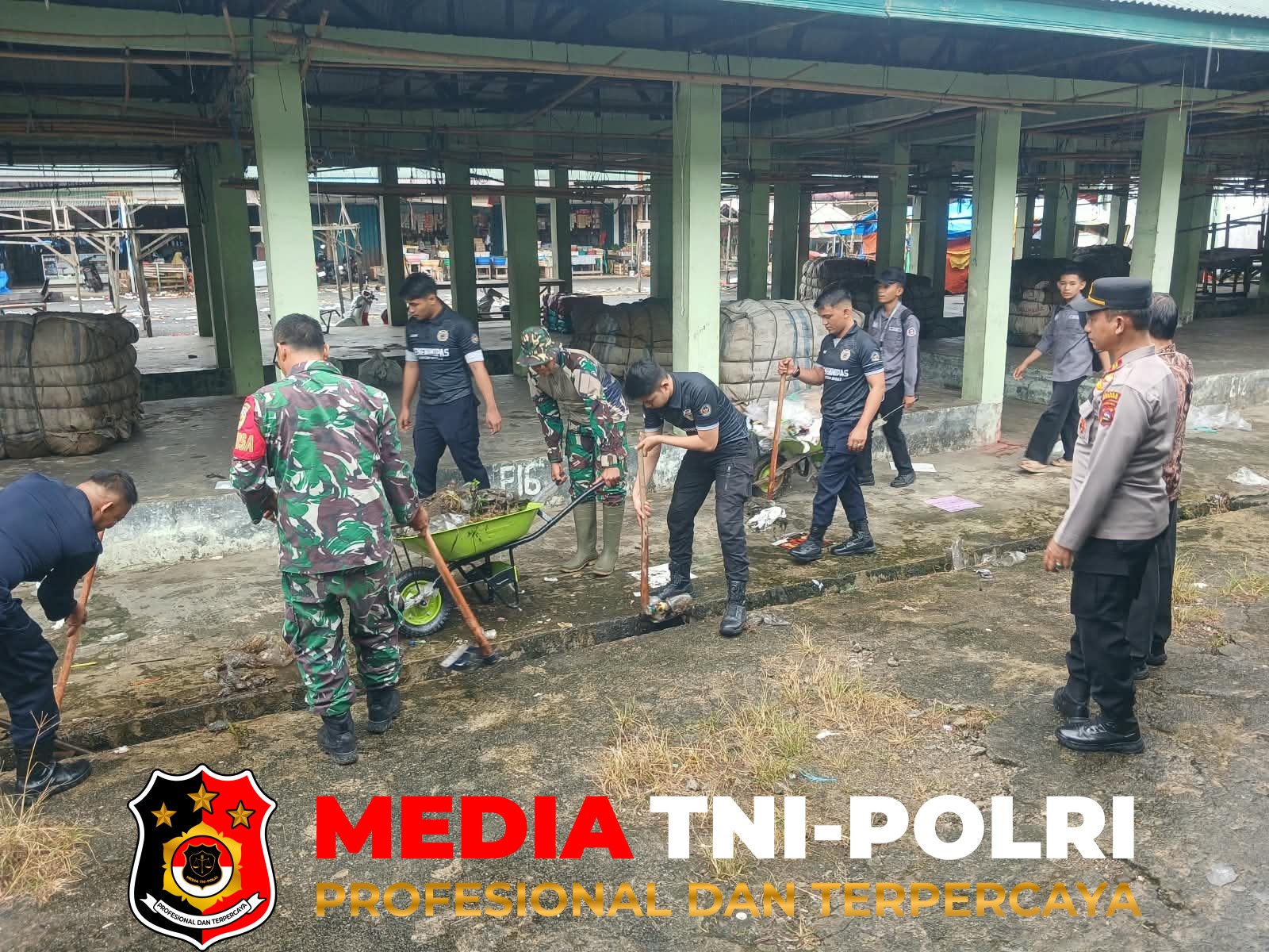 Koramil 03 - Peringati HUT TNI ke-81, Koramil 03 Talu Gotong Royong Bersihkan Pasar dan Aliran Sungai di Talamau