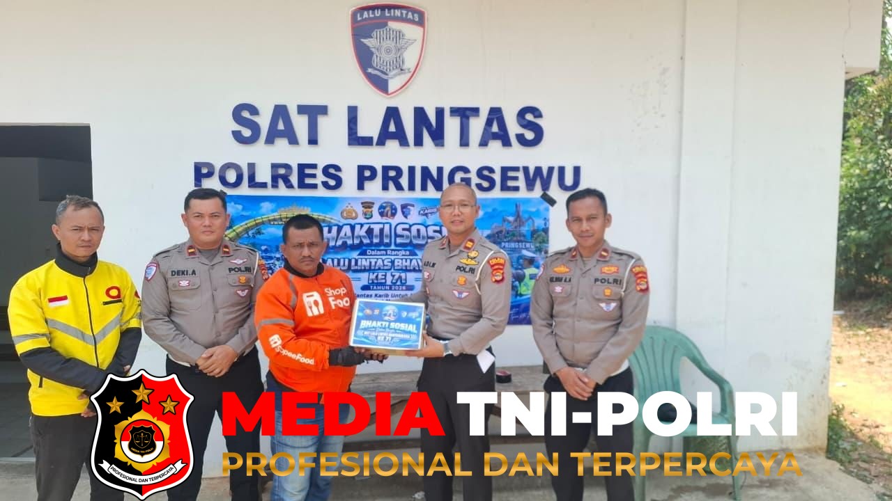 Satlantas - Jelang HUT Lalu Lintas Bhayangkara ke-71, Satlantas Pringsewu Berbagi Sembako dengan Masyarakat