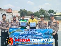 Satlantas - Jelang HUT Lalu Lintas Bhayangkara ke-71, Satlantas Pringsewu Berbagi Sembako dengan Masyarakat