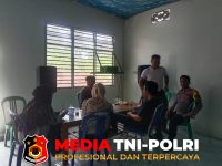 Polsek Tambelang - Bhabinkamtibmas Polsek Tambelang Sambangi Panitia Pilkades Sukaringin, Ajak Jaga Profesionalitas dan Kamtibmas