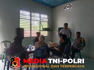 Bhabinkamtibmas Polsek Tambelang Sambangi Panitia Pilkades Sukaringin, Ajak Jaga Profesionalitas dan Kamtibmas