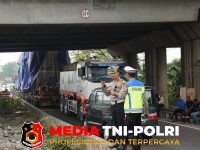 Polres Metro Bekasi - Gerak Cepat Satlantas Polres Metro Bekasi Tangani Gangguan Kendaraan Pengangkut Trafo di Kalimalang