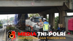Gerak Cepat Satlantas Polres Metro Bekasi Tangani Gangguan Kendaraan Pengangkut Trafo di Kalimalang