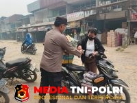 Personel Polsubsektor - Personel Polsubsektor Sompak Bagikan Masker kepada Warga Demi Keselamatan dan Kesehatan Dampak Kabut Asap