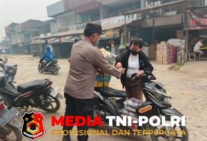 Personel Polsubsektor Sompak Bagikan Masker kepada Warga Demi Keselamatan dan Kesehatan Dampak Kabut Asap