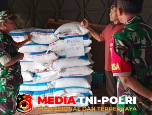 Pastikan Pupuk Aman, Babinsa Mojorejo Cek Ketersediaan dan Harga di Kios Tani