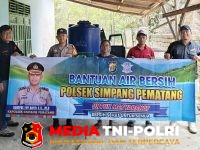 Polsek Simpang - Jajaran Polsek Simpang Pematang Bersama Dealer Honda TDM Salurkan Bantuan Air Bersih ke Warga