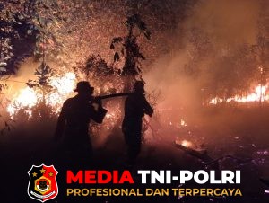 Babinsa Koramil 402-07/Indralaya Bersama personel Yon TP 949/DR Padamkan Karhutla di Desa Sungai Rambutan
