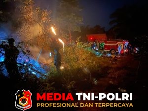 Koramil 420-08/Tabir - Koramil 420-08/Tabir Bersama Tim Gabungan Pastikan Hotspot di Pasar Baru Padam