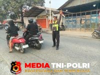 Polsek Serang - Polsek Serang Baru Atur Lalu Lintas Pagi, Pastikan Arus Cikarang–Cibarusah Tetap Lancar