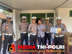 Polres Tulang - Sambut Hari Lalu Lintas ke-71, Polres Tulang Bawang Barat Anjangsana dan Berikan Bantuan untuk Purnawirawan serta Warakawuri