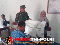 Koramil 21/Bulukerto - Babinsa Koramil 21/Bulukerto Dampingi Penyaluran Bantuan CPP kepada 438 KPM di Desa Krandegan