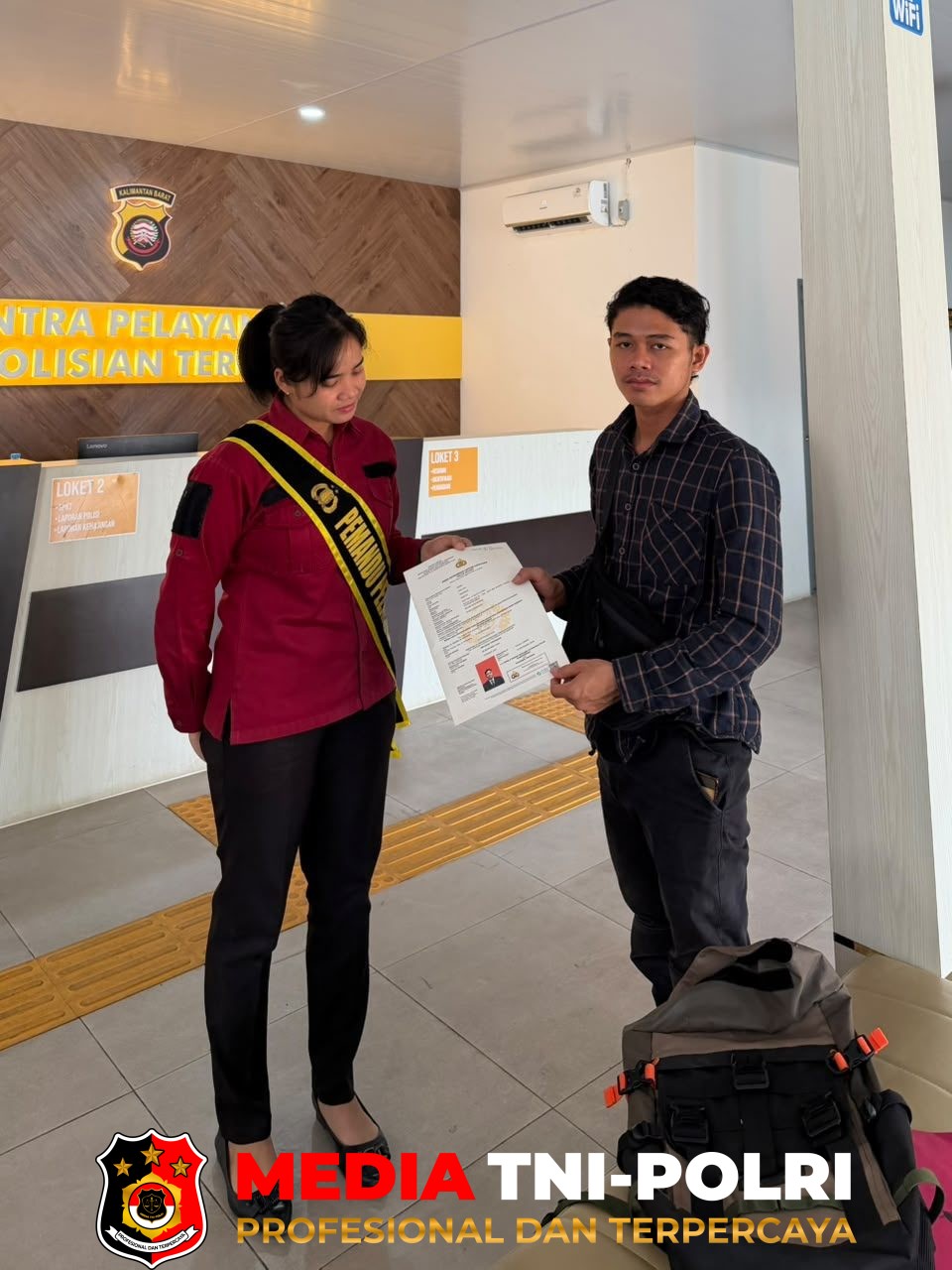 Polres Landak - Polwan Polres Landak Jadi Pemandu Pelayanan Publik di SPKT, Warga Dibantu Akses Layanan Terpadu