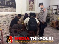 Warga Asyik - Warga Asyik Santai di Malam Hari, Polisi Hadir Berikan Imbauan Kamtibmas