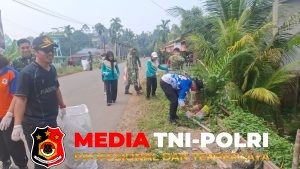 Kapolsek Menyuke Beserta Danramil Menyuke Pimpin Giat Gotong Royong di Pasar Darit