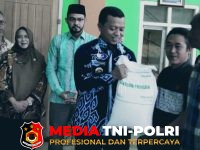 Bupati Pringsewu - Bupati Pringsewu Serahkan Bantuan Pangan Kepada Warga Fajarmulia Pagelaran Utara