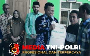 Bupati Pringsewu Serahkan Bantuan Pangan Kepada Warga Fajarmulia Pagelaran Utara