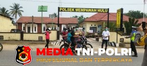 Tengah Kabut - Di Tengah Kabut Asap, Kapolsek Mempawah Hulu bersama Kapuskesmas Turun Langsung Lindungi Warga dengan Bagikan Masker