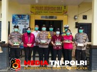 Tengah Kabut - Di Tengah Kabut Asap, Kapolsek Mempawah Hulu bersama Kapuskesmas Turun Langsung Lindungi Warga dengan Bagikan Masker