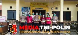Di Tengah Kabut Asap, Kapolsek Mempawah Hulu bersama Kapuskesmas Turun Langsung Lindungi Warga dengan Bagikan Masker