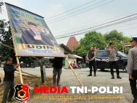 Polsek Cikarang - Jaga Kondusivitas Masa Tenang, Polsek Cikarang Pusat Kawal Pembersihan APK Pilkades Desa Cicau