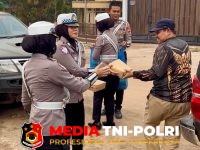 Polres Kotim - Humanis di Tengah Asap Polantas Karib Polres Kotim Bagi-Bagi Nasi Kotak Untuk Pahlawan Karhutla dan Masyarakat