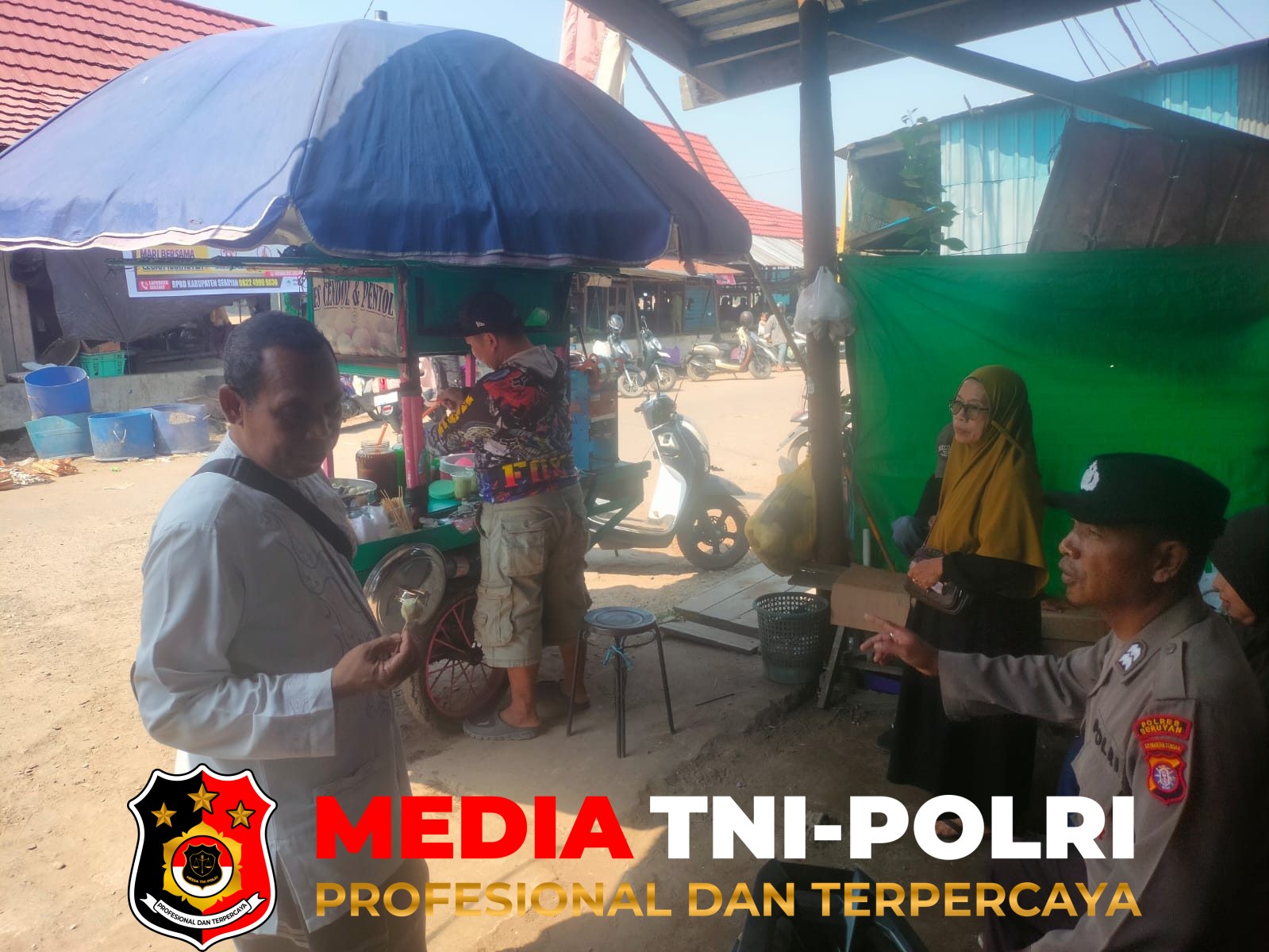 Polsek Hanau - Patroli ke Pasar Saik, Polsek Hanau Ajak Pedagang dan Warga Bersama Jaga Keamanan
