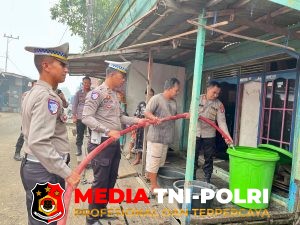 Polres Barito Selatan Salurkan 4.000 Liter Air Bersih untuk Warga Terdampak Kekeringan