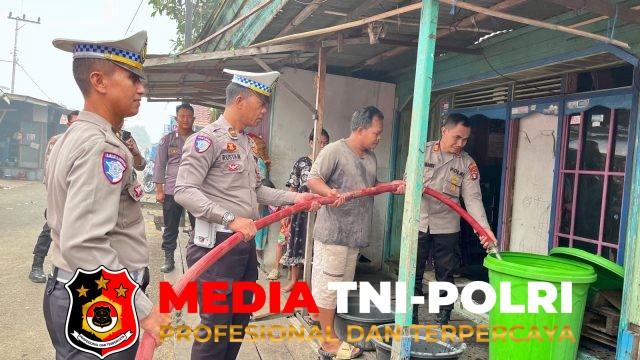 Polres Barito - Polres Barito Selatan Salurkan 4.000 Liter Air Bersih untuk Warga Terdampak Kekeringan