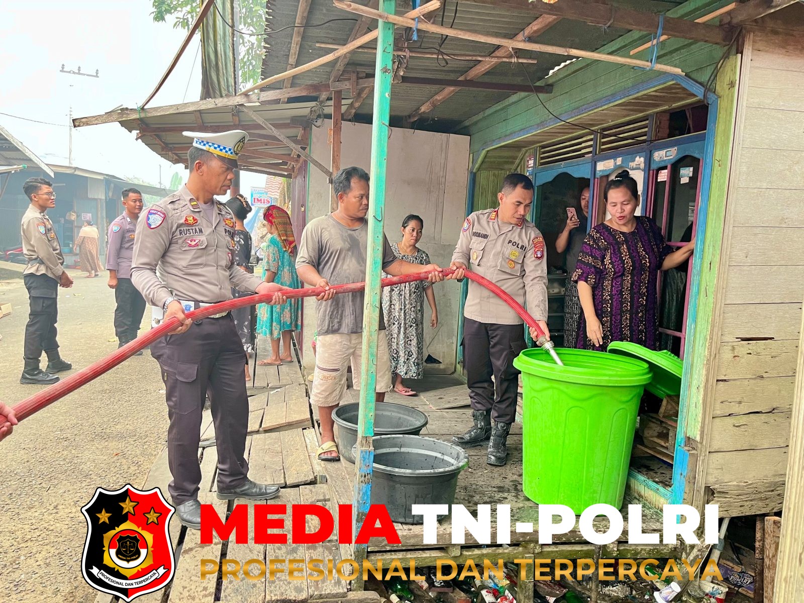 Polres Barito - Polres Barito Selatan Salurkan 4.000 Liter Air Bersih untuk Warga Terdampak Kekeringan