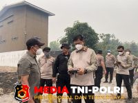 Karhutla - Kapolda Kalteng dan Kabinda Tinjau Langsung Penanganan Karhutla di Jalan Manduhara